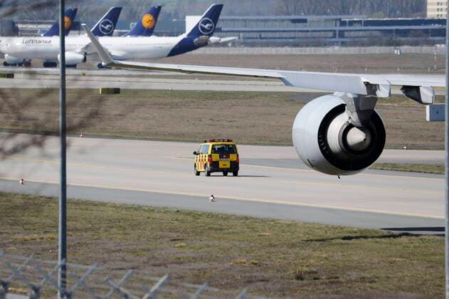 Deutschland - Frankfurt - 23.03.2020 Frankfurter Flughafen - die Nordwest-Landebahn wird zum Lufthansa Parkplatz - Flugzeug wird zum Parken gezogen und folgt dem Fahrzeug zum Parkplatz Wirtschaft Frankfurter Flughafen - Landebahn wird zum Parkplatz