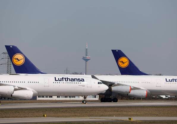 Deutschland - Frankfurt - 23.03.2020 Frankfurter Flughafen - die Nordwest-Landebahn wird zum Lufthansa Parkplatz - im Hintergrund Frankfurt und der Messertower Wirtschaft Frankfurter Flughafen - Landebahn wird zum Parkplatz
