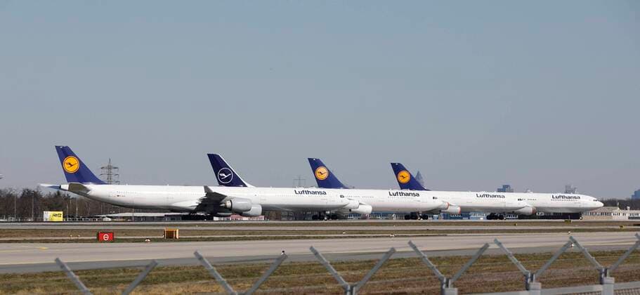 Deutschland - Frankfurt - 23.03.2020 Frankfurter Flughafen - die Nordwest-Landebahn wird zum Lufthansa Parkplatz Wirtschaft Frankfurter Flughafen - Landebahn wird zum Parkplatz
