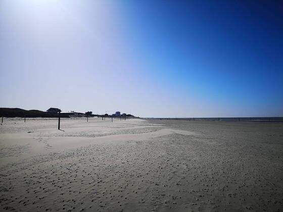 Norderney 2020 - Coronavirus (COVID-19) 23.03.2020, Weststrand, Norderney, Norderney 2020 - Coronavirus (COVID-19) , Aufgrund der Coronavirus-Pandemie wurden Touristen aufgefordert, den Landkreis Aurich samt der Inseln Norderney zu verlassen im Bild Leere am Weststrand von Norderney am nachmittag des 23.03.2020