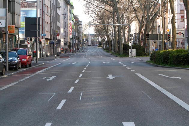 Durch die behördliche Verfügung, alle Geschäfte zu schließen und das öffentliche Leben möglichst einzustellen, ist auch der Autoverkehr in der Innenstadt Mannheim, wie hier auf der Bismarckstraße, vollständig zum Erliegen gekommen, Baden Württemberg, Deutschland
