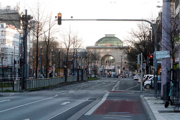 Durch die behördliche Verfügung, alle Geschäfte zu schließen und das öffentliche Leben möglichst einzustellen, ist auch der Autoverkehr in der Innenstadt Mannheim, wie hier am Kaiserring, vollständig zum Erliegen gekommen, Baden Württemberg, Deutschland