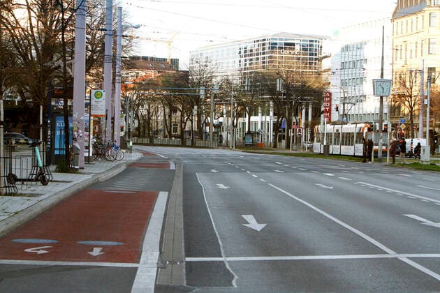 Durch die behördliche Verfügung, alle Geschäfte zu schließen und das öffentliche Leben möglichst einzustellen, ist auch der Autoverkehr in der Innenstadt Mannheim, wie hier am Kaiserring, vollständig zum Erliegen gekommen, Baden Württemberg, Deutschland