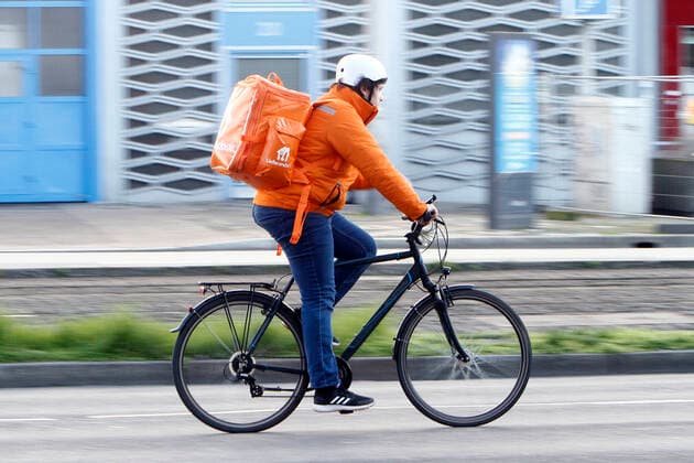 Fahrradkurier vom Internet Portal Lieferando liefert warme Speisen in der Innenstadt Mannheim aus, Hessen, Deutschland