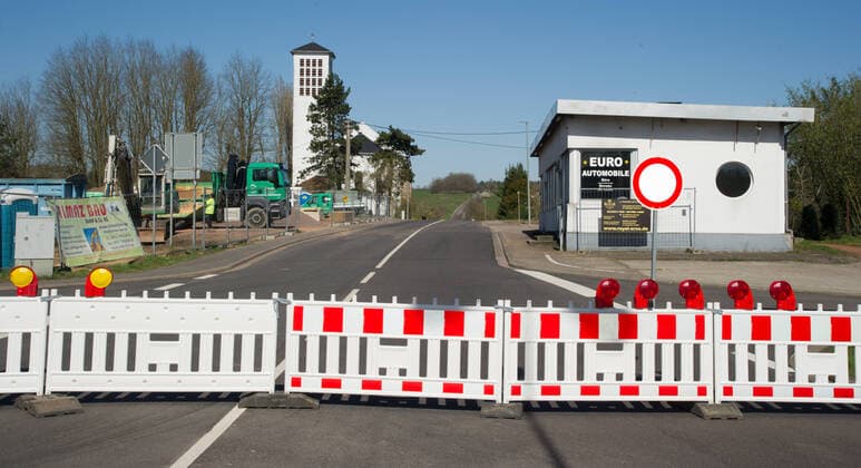 Der Grenzübergang Nassweiler bei Saarbrücken am Montag (23.3.2020) ist geschlossen. Eine Passage zwischen Deutschland und Frankreich für Fahrzeuge nicht mehr gestattet.
