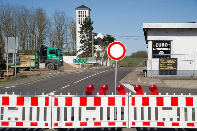 Der Grenzübergang Nassweiler bei Saarbrücken am Montag (23.3.2020) ist geschlossen. Eine Passage zwischen Deutschland und Frankreich für Fahrzeuge nicht mehr gestattet.