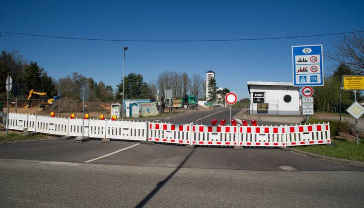 Der Grenzübergang Nassweiler bei Saarbrücken am Montag (23.3.2020) ist geschlossen. Eine Passage zwischen Deutschland und Frankreich für Fahrzeuge nicht mehr gestattet.