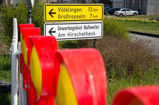 Der Grenzübergang Nassweiler bei Saarbrücken am Montag (23.3.2020) ist geschlossen. Eine Passage zwischen Deutschland und Frankreich für Fahrzeuge nicht mehr gestattet.