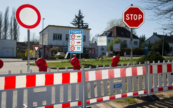 Der Grenzübergang Nassweiler bei Saarbrücken am Montag (23.3.2020) ist geschlossen. Eine Passage zwischen Deutschland und Frankreich für Fahrzeuge nicht mehr gestattet.