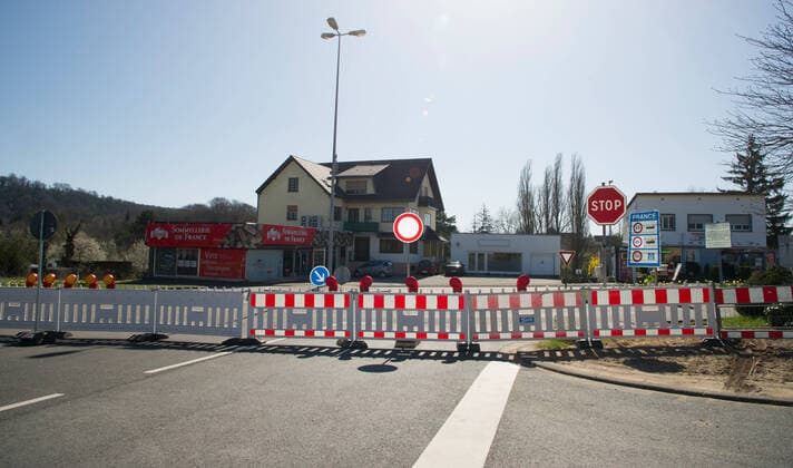 Der Grenzübergang Nassweiler bei Saarbrücken am Montag (23.3.2020) ist geschlossen. Eine Passage zwischen Deutschland und Frankreich für Fahrzeuge nicht mehr gestattet.