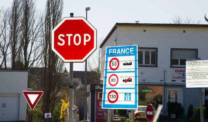 Der Grenzübergang Nassweiler bei Saarbrücken am Montag (23.3.2020) ist geschlossen. Eine Passage zwischen Deutschland und Frankreich für Fahrzeuge nicht mehr gestattet.