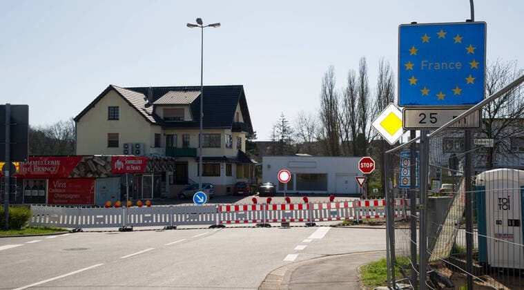 Der Grenzübergang Nassweiler bei Saarbrücken am Montag (23.3.2020) ist geschlossen. Eine Passage zwischen Deutschland und Frankreich für Fahrzeuge nicht mehr gestattet.