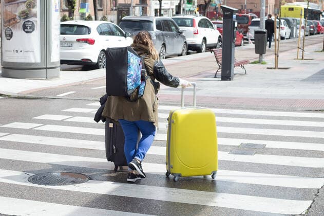 March 23, 2020, Madrid, MADRID, SPAIN: Tourists leave Madrid for their home destinations during ninenth day after the Government declared the state of alarm in Spain and recommended people to stay at home to fight coronavirus COVID-19 on March 23, 2020 in Madrid, Spain Madrid SPAIN - ZUMAa181 20200323_zaa_a181_043 Copyright: xJoaquinxCorcherox
