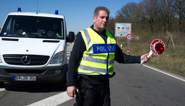 Der Grenzübergang Überherrn am Montag (23.3.2020) bleibt für Pendler geöffnet. Eine Passage zwischen Deutschland und Frankreich ist ohne schriftliche Bestätigung, dass man zum Arbeiten die Grenze passiert für Fahrzeuge nicht mehr gestattet.