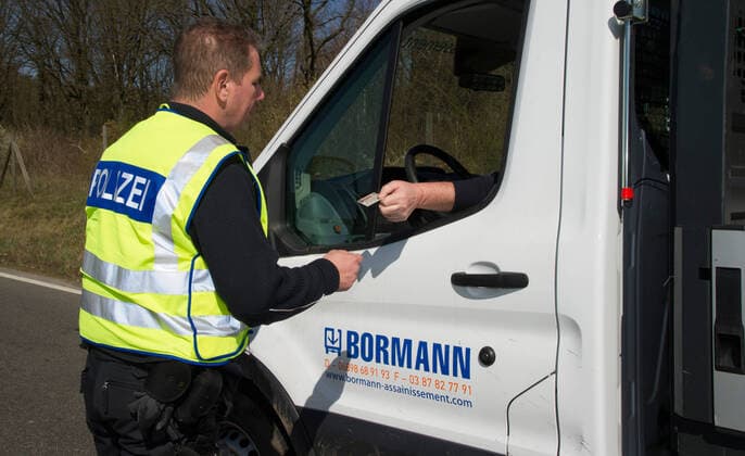 Der Grenzübergang Überherrn am Montag (23.3.2020) bleibt für Pendler geöffnet. Eine Passage zwischen Deutschland und Frankreich ist ohne schriftliche Bestätigung, dass man zum Arbeiten die Grenze passiert für Fahrzeuge nicht mehr gestattet.