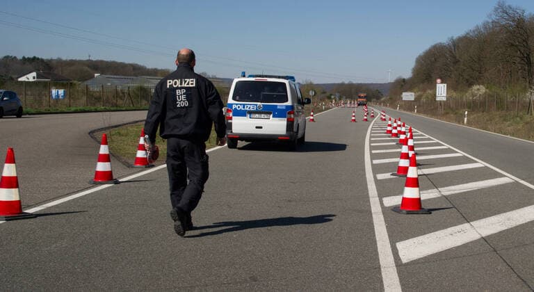 Der Grenzübergang Überherrn am Montag (23.3.2020) bleibt für Pendler geöffnet. Eine Passage zwischen Deutschland und Frankreich ist ohne schriftliche Bestätigung, dass man zum Arbeiten die Grenze passiert für Fahrzeuge nicht mehr gestattet.