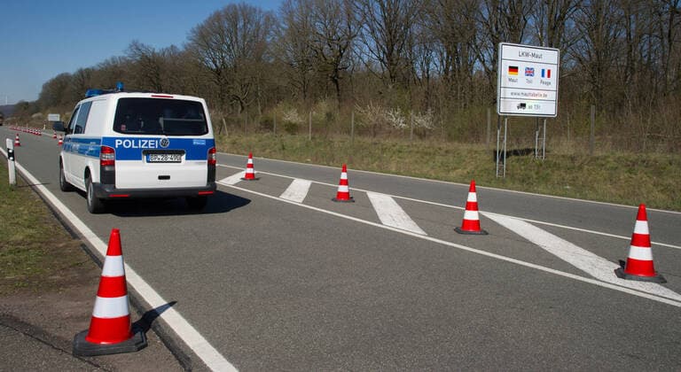 Der Grenzübergang Überherrn am Montag (23.3.2020) bleibt für Pendler geöffnet. Eine Passage zwischen Deutschland und Frankreich ist ohne schriftliche Bestätigung, dass man zum Arbeiten die Grenze passiert für Fahrzeuge nicht mehr gestattet.