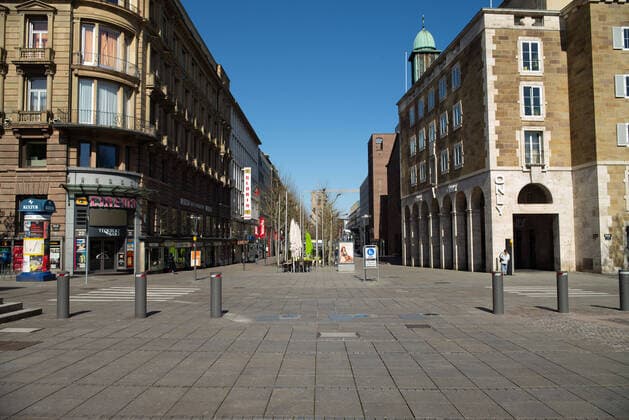 Coronavirus-COVID-19 Leere Plätze und Strassen in der Stuttgarter Innenstadt aufgrund der freiwilligen Ausgangssperre. Stuttgart Mitte Baden-Württemberg Deutschland Copyright: xLeif-HendrikxPiechowskix
