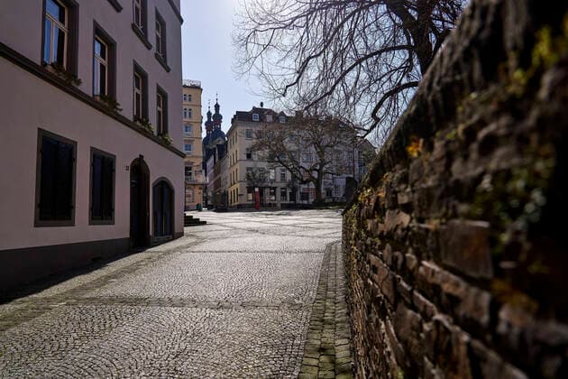 Coronavirus - Koblenz 23.03.2020, Rheinland-Pfalz, Koblenz: Kein Mensch weit und Breit in der Altstadt von Koblenz. Die Stadt Koblenz ist weitgehend Menschen- und Fahrzeugleer, die die neuen Regeln greifen seit Montag und dienen der Eindämmung der Corona-Pandemie.