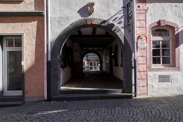 Coronavirus - Koblenz 23.03.2020, Rheinland-Pfalz, Koblenz: Kein Mensch weit und Breit in der Altstadt von Koblenz. Die Stadt Koblenz ist weitgehend Menschen- und Fahrzeugleer, die die neuen Regeln greifen seit Montag und dienen der Eindämmung der Corona-Pandemie.