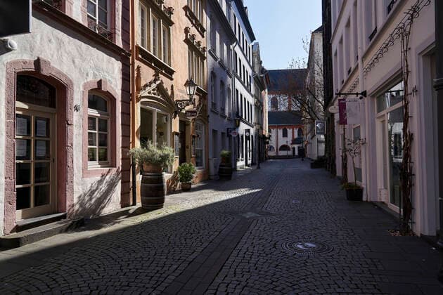 Coronavirus - Koblenz 23.03.2020, Rheinland-Pfalz, Koblenz: Kein Mensch weit und Breit in der Altstadt von Koblenz. Die Stadt Koblenz ist weitgehend Menschen- und Fahrzeugleer, die die neuen Regeln greifen seit Montag und dienen der Eindämmung der Corona-Pandemie.