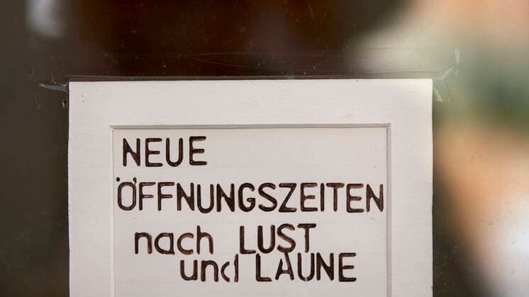 Coronavirus - Koblenz 23.03.2020, Rheinland-Pfalz, Koblenz: Neue Öffnungszeiten nach Lust und Laune ist am Eingang eines Lades in der Altstadt zu lesen. Die Stadt Koblenz ist weitgehend Menschen- und Fahrzeugleer, die die neuen Regeln greifen seit Montag und dienen der Eindämmung der Corona-Pandemie.