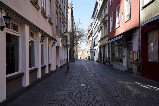 Coronavirus - Koblenz 23.03.2020, Rheinland-Pfalz, Koblenz: Die Stadt Koblenz ist weitgehend Menschen- und Fahrzeugleer, die die neuen Regeln greifen seit Montag und dienen der Eindämmung der Corona-Pandemie.