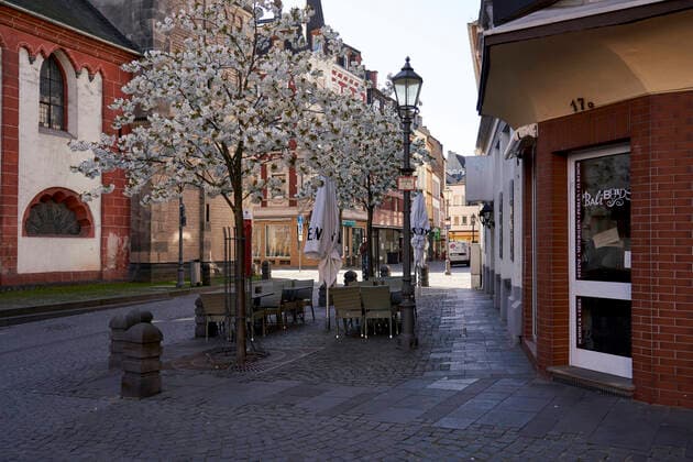 Coronavirus - Koblenz 23.03.2020, Rheinland-Pfalz, Koblenz: An der Liebfrauenkirche ist kein Mensch zu sehen, dabei lacht die Sonne und es ist ein beliebter Fotopunkt in der Altstadt, die Bäume tragen schon ihr Frühlingsoutfit. Die Stadt Koblenz ist weitgehend Menschen- und Fahrzeugleer, die die neuen Regeln greifen seit Montag und dienen der Eindämmung der Corona-Pandemie.