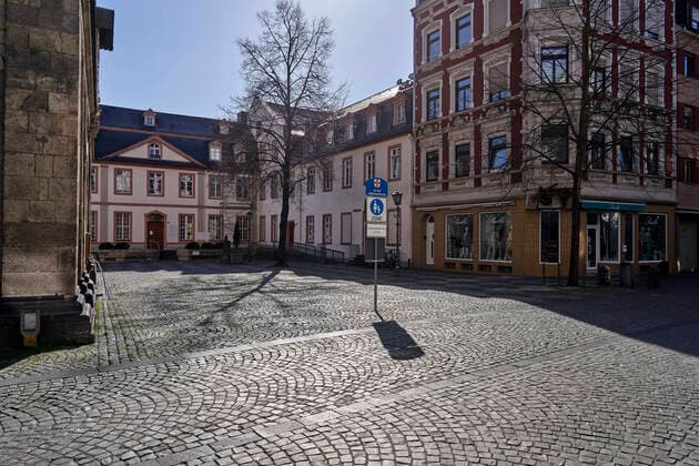 Coronavirus - Koblenz 23.03.2020, Rheinland-Pfalz, Koblenz: An der Liebfrauenkirche ist kein Mensch zu sehen, dabei lacht die Sonne und es ist ein beliebter Fotopunkt in der Altstadt. Die Stadt Koblenz ist weitgehend Menschen- und Fahrzeugleer, die die neuen Regeln greifen seit Montag und dienen der Eindämmung der Corona-Pandemie.