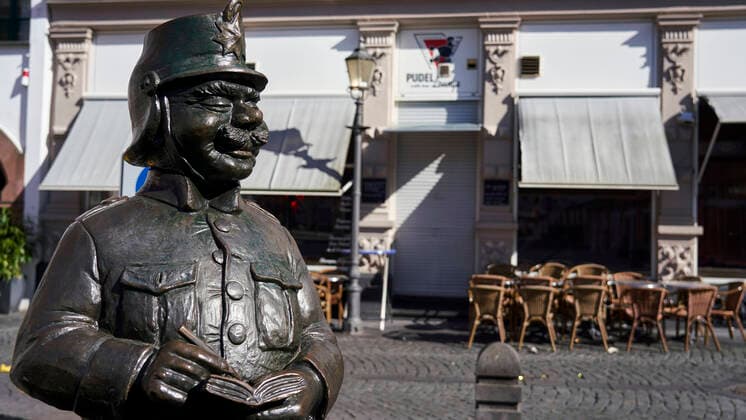 Coronavirus - Koblenz Bildwiederholung mit engerem Ausschnitt +++ 23.03.2020, Rheinland-Pfalz, Koblenz: Der Schutzmann am Münzplatz, er Wacht über die Altstadt. Die Stadt Koblenz ist weitgehend Menschen- und Fahrzeugleer, die die neuen Regeln greifen seit Montag und dienen der Eindämmung der Corona-Pandemie.