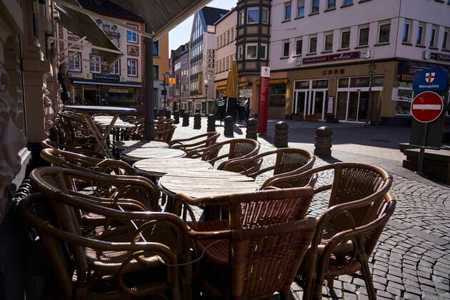 Coronavirus - Koblenz 23.03.2020, Rheinland-Pfalz, Koblenz: Eine offene Gastronomie wegen des Coronavirus in der Altstadt von Koblenz. Die Stadt Koblenz ist weitgehend Menschen- und Fahrzeugleer, die die neuen Regeln greifen seit Montag und dienen der Eindämmung der Corona-Pandemie.