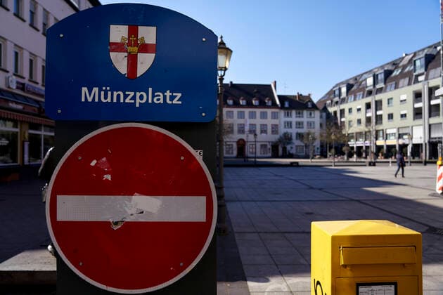 Coronavirus - Koblenz 23.03.2020, Rheinland-Pfalz, Koblenz: Kaum einer geht bei Sonnenschein über den Münzplatz in der Altstadt. Die Stadt Koblenz ist weitgehend Menschen- und Fahrzeugleer, die die neuen Regeln greifen seit Montag und dienen der Eindämmung der Corona-Pandemie.