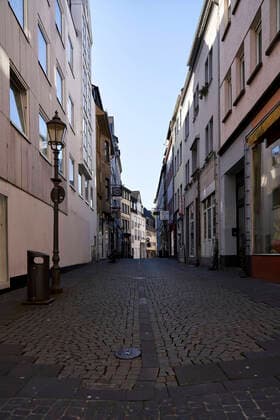 Coronavirus - Koblenz 23.03.2020, Rheinland-Pfalz, Koblenz: Die Stadt Koblenz ist weitgehend Menschen- und Fahrzeugleer, die die neuen Regeln greifen seit Montag und dienen der Eindämmung der Corona-Pandemie.