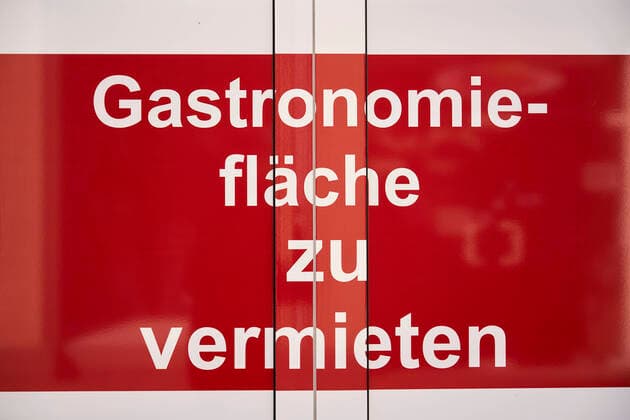 Coronavirus - Koblenz 23.03.2020, Rheinland-Pfalz, Koblenz: Gastronomiefläche zu vermieten ist an einem Laden per Aufkleber zu Lesen. Die Stadt Koblenz ist weitgehend Menschen- und Fahrzeugleer, die die neuen Regeln greifen seit Montag und dienen der Eindämmung der Corona-Pandemie.