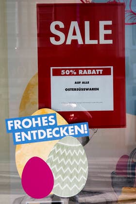 Coronavirus - Koblenz 23.03.2020, Rheinland-Pfalz, Koblenz: SALE - 50 Prozent Rabatt auf alle Ostersüsswaren, ist auf einem Ausgang eines geschlossenen Grossgeschäftes zu Lesen. Die Stadt Koblenz ist weitgehend Menschen- und Fahrzeugleer, die die neuen Regeln greifen seit Montag und dienen der Eindämmung der Corona-Pandemie.