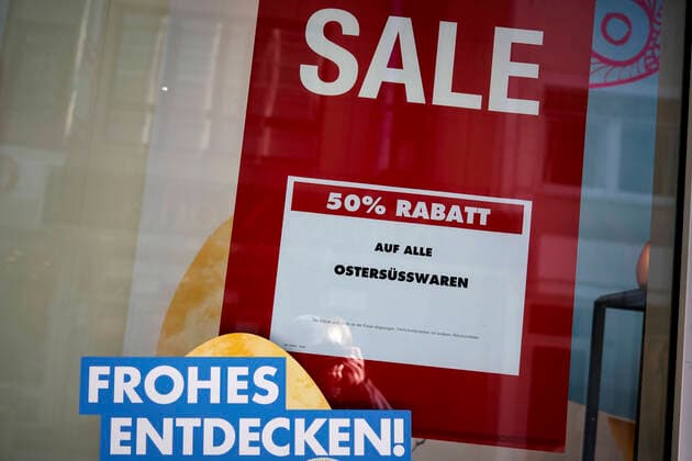 Coronavirus - Koblenz 23.03.2020, Rheinland-Pfalz, Koblenz: SALE - 50 Prozent Rabatt auf alle Ostersüsswaren, ist auf einem Ausgang eines geschlossenen Grossgeschäftes zu Lesen. Die Stadt Koblenz ist weitgehend Menschen- und Fahrzeugleer, die die neuen Regeln greifen seit Montag und dienen der Eindämmung der Corona-Pandemie.