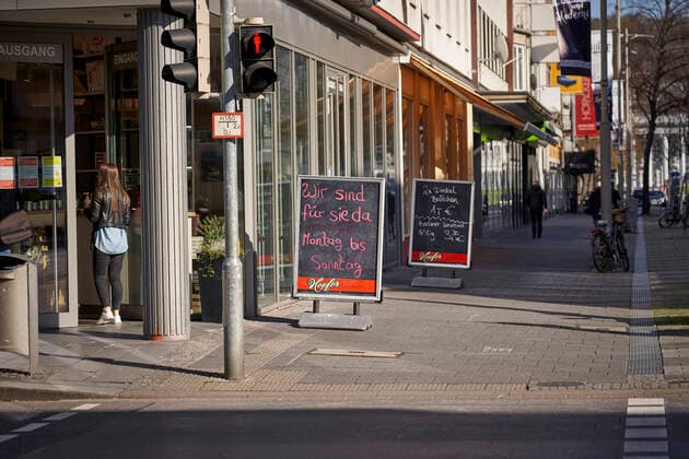 Coronavirus - Koblenz 23.03.2020, Rheinland-Pfalz, Koblenz: Wir sid für Sie da Montag bis Sonntag steht auf einem Kundenstopper vor dem Laden eines Bäckers. Die Stadt Koblenz ist weitgehend Menschen- und Fahrzeugleer, die die neuen Regeln greifen seit Montag und dienen der Eindämmung der Corona-Pandemie.