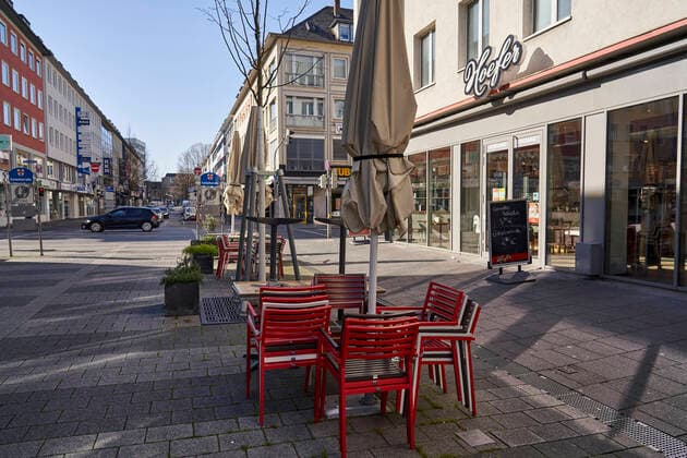 Coronavirus - Koblenz 23.03.2020, Rheinland-Pfalz, Koblenz: Der Ausenbereich eines Bäckers ist geschlossen, die Stühle aufeinandergestellt. Die Stadt Koblenz ist weitgehend Menschen- und Fahrzeugleer, die die neuen Regeln greifen seit Montag und dienen der Eindämmung der Corona-Pandemie.