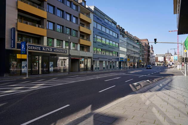 Coronavirus - Koblenz 23.03.2020, Rheinland-Pfalz, Koblenz: Die Stadt Koblenz ist weitgehend Menschen- und Fahrzeugleer, die die neuen Regeln greifen seit Montag und dienen der Eindämmung der Corona-Pandemie.