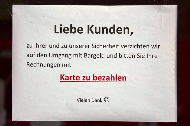 Coronavirus - Koblenz 23.03.2020, Rheinland-Pfalz, Koblenz: Ein Einzelhändler der kein Bargeld wegen dem Coronavirus nimmt (Hinweisaushang), seit Montag ist auch das Geschäft ganz geschlossen. Die Stadt Koblenz ist weitgehend Menschen- und Fahrzeugleer, die die neuen Regeln greifen seit Montag und dienen der Eindämmung der Corona-Pandemie.