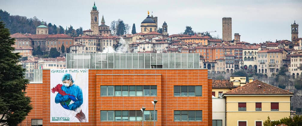 News Bilder des Tages Bergamo Coronavirus - Humanitas Gavazzeni of Bergamo exhibits the giant poster in solidarity with doctors and nurses (Foto & xa9;Sergio Agazzi Fotogramma, Bergamo - 2020-03-23) p.s. la foto e utilizzabile nel rispetto del contesto in cui e stata scattata, e senza intento diffamatorio del decoro delle persone rappresentate  Copyright: xFotox& xa9;SergioxAgazzix xFOTOGRAMMAx