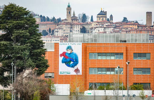 Bergamo Coronavirus - Humanitas Gavazzeni of Bergamo exhibits the giant poster in solidarity with doctors and nurses (Foto & xa9;Sergio Agazzi Fotogramma, Bergamo - 2020-03-23) p.s. la foto e utilizzabile nel rispetto del contesto in cui e stata scattata, e senza intento diffamatorio del decoro delle persone rappresentate  Copyright: xFotox& xa9;SergioxAgazzix xFOTOGRAMMAx