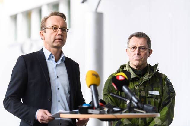 200323 Björn Eriksson, chef regional särskild sjukvardsledning samt hälso- och sjukvardsdirektör för Region Stockholm, och Thomas Karlsson, chef Mellersta militärregionen, Försvarsmakten, under en pressträff med anledning att utrymmen i Stockholmsmässan i Älvsjö görs om till vardplatser den 23 mars 2020 i Stockholm. Copyright: MAXIMxTHORE 47090432st