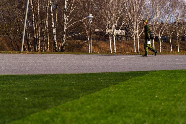 200323 En militär i samband med att utrymmen i Stockholmsmässan i Älvsjö görs om till vardplatser den 23 mars 2020 i Stockholm. Copyright: MAXIMxTHORE 47090835st