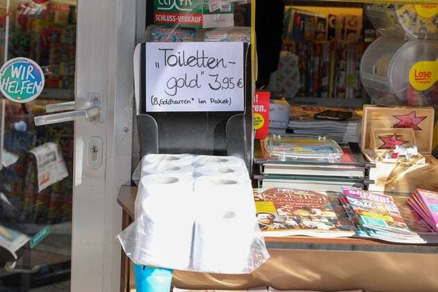 Stadtmarkt, Toilettenpapier, Corona, Augsburg, Ausgangsbeschraenkung, 23.03.2020 Augsburg Bayern Deutschland