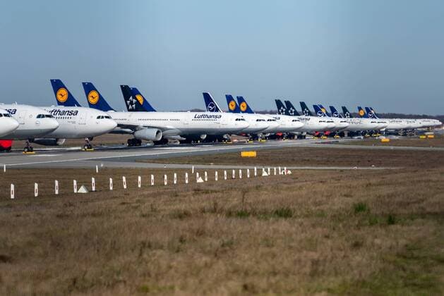 Frankfurt am Main, Nordwest Landebahn, 23.03.2020, Geparkte Lufthansa Maschinen auf der Nordwest Landebahn, Eine Flugbahn als Parkplatz für die Lufthansa Maschinen auf der Nordwest Landebahn Frankfurt am Main Nordwest Landebahn Hessen Deutschland