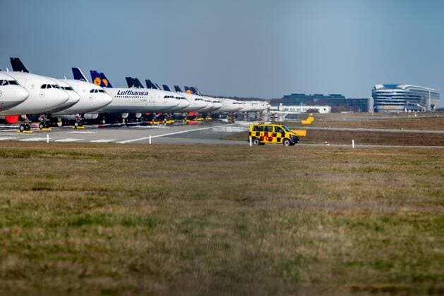 Frankfurt am Main, Nordwest Landebahn, 23.03.2020, Geparkte Lufthansa Maschinen auf der Nordwest Landebahn, Eine Flugbahn als Parkplatz für die Lufthansa Maschinen auf der Nordwest Landebahn Frankfurt am Main Nordwest Landebahn Hessen Deutschland