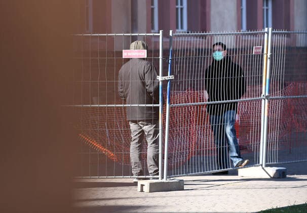 xfux, News, Corona Testcenter SARS-CoV-2 Covid 10 in Darmstadt deloka 2 zwei Personen warten vor dem Testcenter in Darmstadt. Darmstadt