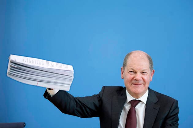 Olaf Scholz - Coronavirus DEU, Deutschland, Germany, Berlin, 23.03.2020 Olaf Scholz, Finanzminister und Vizekanzler SPD, mit Akten vom Gesetzespaket waehrend der Bundespressekonferenz zum Thema Nachtragshaushalt 2020 und Reaktion auf die Corona-Krise in Berlin. Olaf Scholz, German Minister of Finance SPD, during a federal press call at Bundespressekonferenz concerning a supplementary budget for 2020 and the reaction to the coronavirus outbreak in Berlin, Germany. The number of confirmed cases in Germany has a heavy impact on public life.