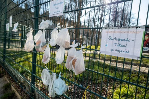 staysocial - Am Zaun des geschlossenen Friedrich-Ludwig-Jahn-Sportparks hängen Lebensmittel- und Sachspenden für Obdachlose Menschen. Coronakrise - Spendenzaun in Berlin